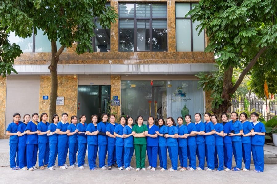 Đội ngũ Topqueen chụp ảnh tập thể trước nhà máy
